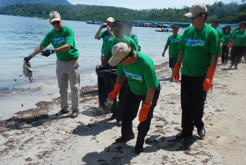 Konjen AS, Wagub Sulut dan Walikota Manado Bersih-bersih di Pantai Bunaken